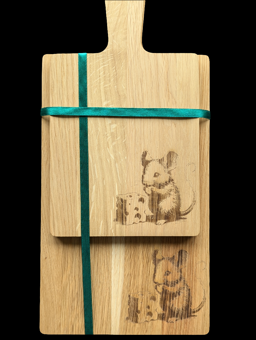 Mouse with Cheese Oak Chopping Board Set- Close Up