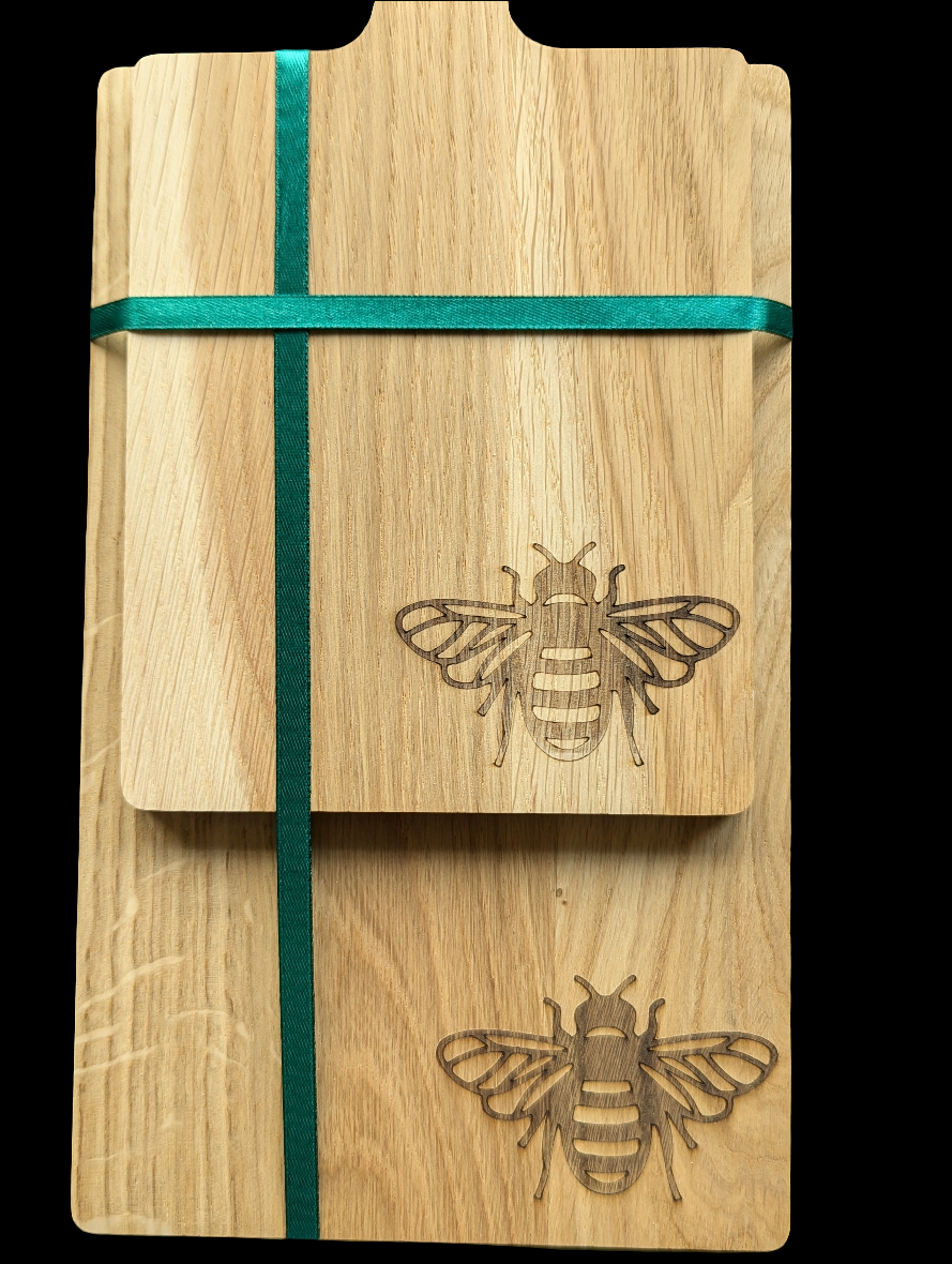 Bee Oak Chopping Board Set - Close Up