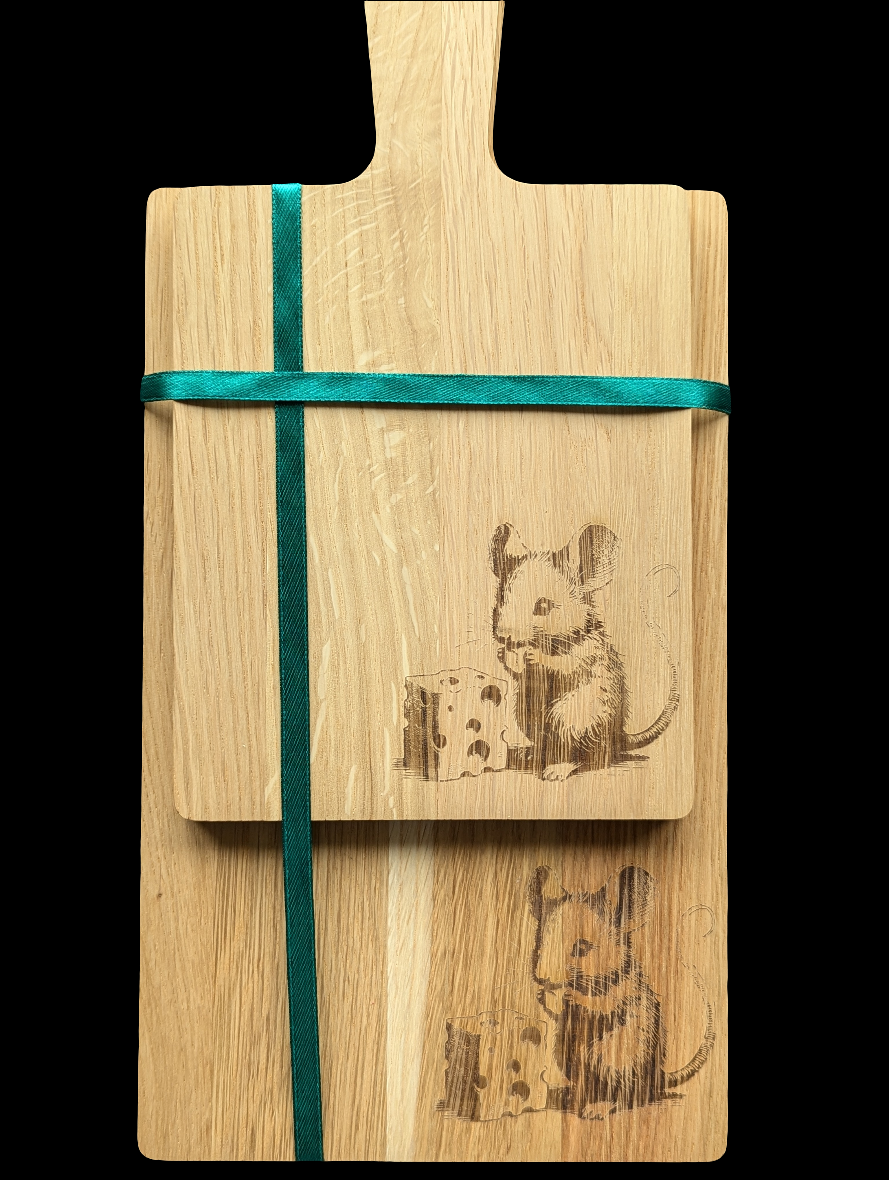 Mouse with Cheese Oak Chopping Board Set- Close Up 