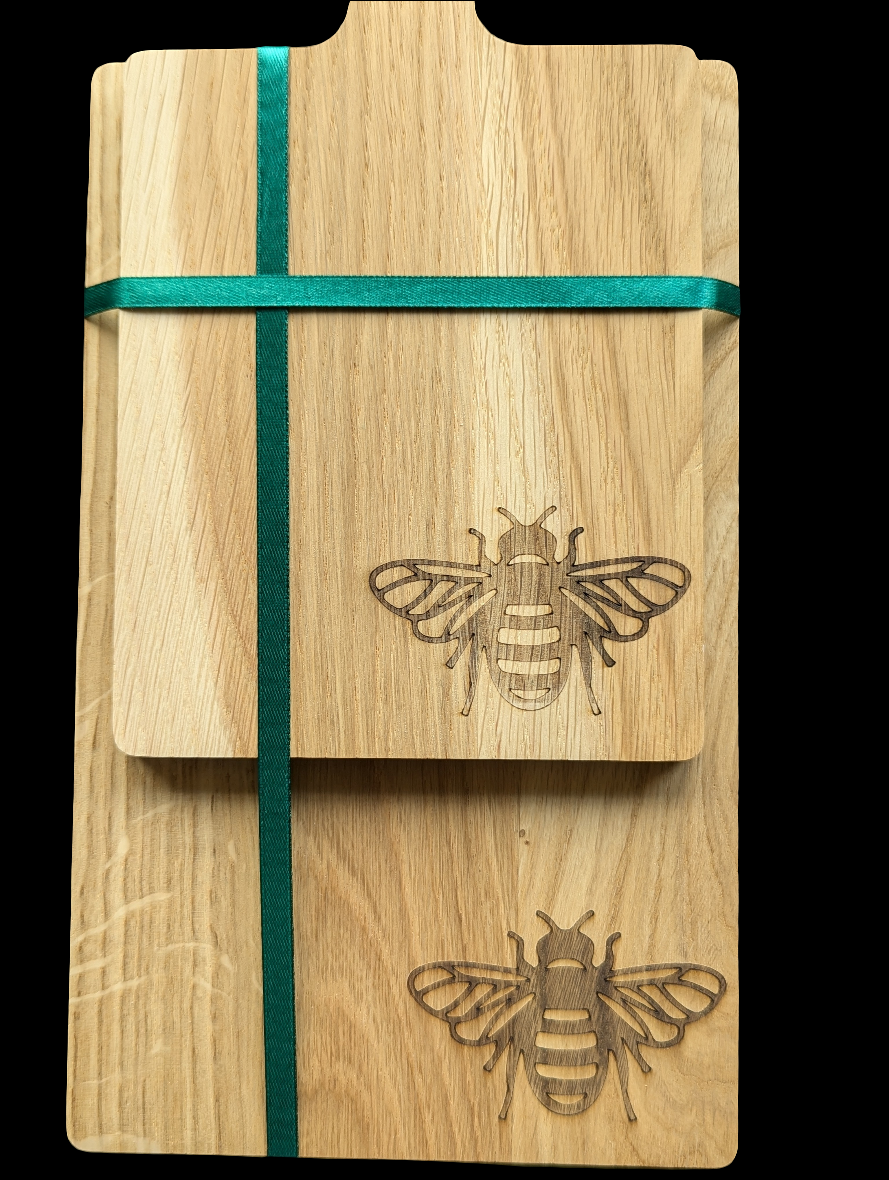 Bee Oak Chopping Board Set - Close Up 